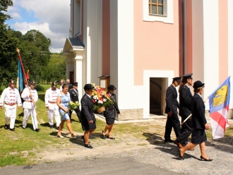 Průvod na hřbitov