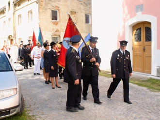 Průvod na hřbitov