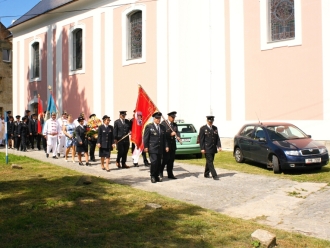 Průvod na hřbitov