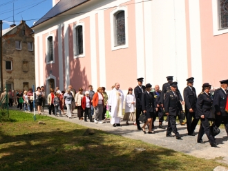Průvod na hřbitov