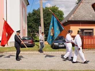 Průvod na hřbitov