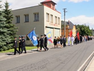 Průvod na hřbitov