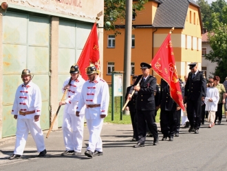 Průvod na hřbitov