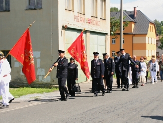 Průvod na hřbitov