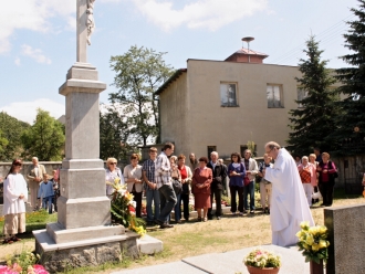 Průvod na hřbitov