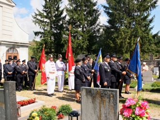 Průvod na hřbitov